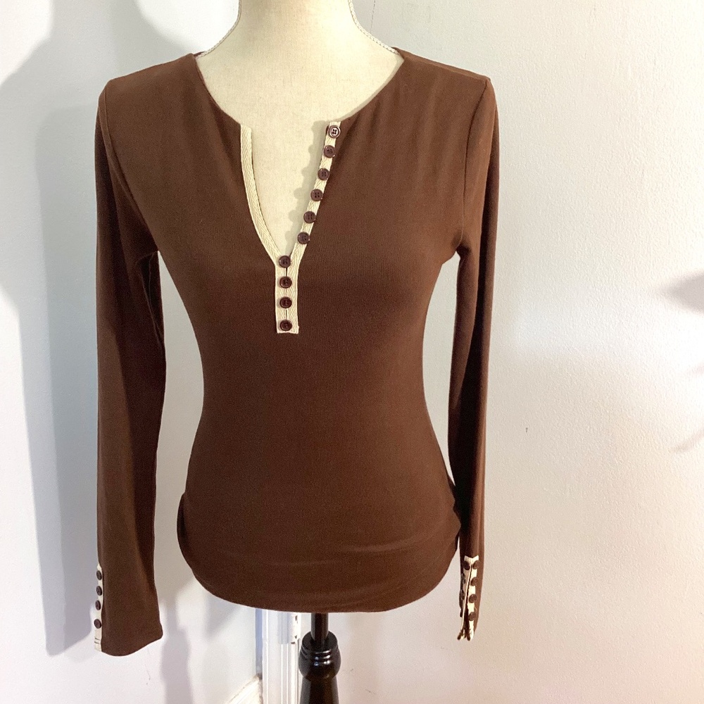 NWT AMELIE BOUTIK SIZE SMALL BROWN TOP LONG SLEEVE BEIGE TRIM SPLIT NECK CASUAL